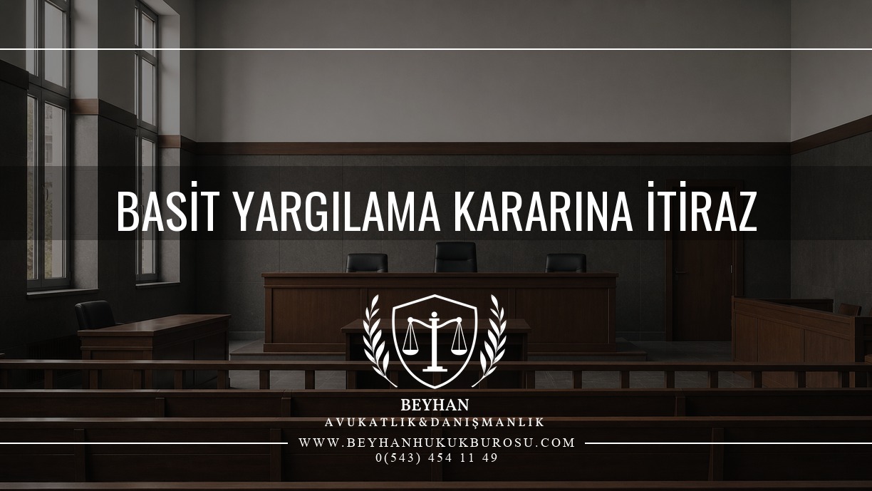 Basit Yargılama Usulüne İtiraz: Süre ve İndirim Riski 2026 Basit yargılama usulüne itiraz makalesi için boş duruşma salonunu gösteren kapak.