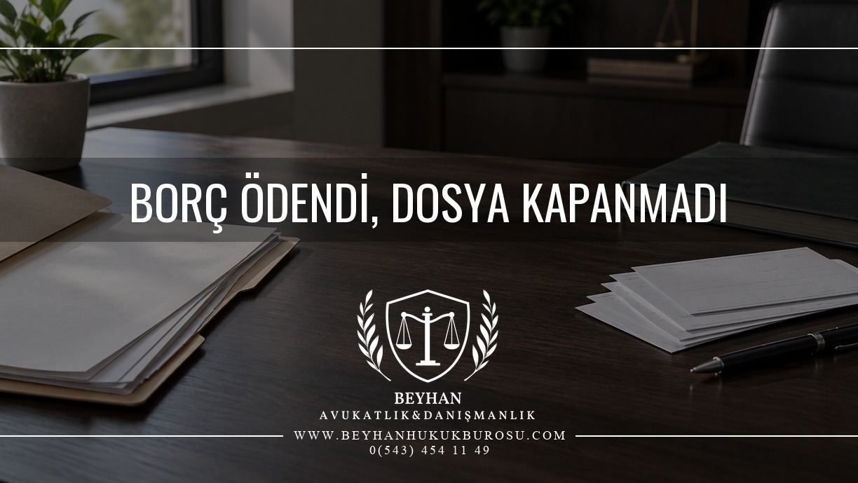 İcra dosyası kapanmadı başlıklı rehberin kapağında dosya, ödeme kâğıtları ve kalem.