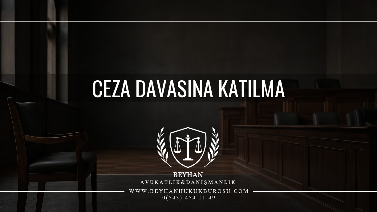 Ceza davasına katılma konulu makale için duruşma salonu ve boş sandalye temalı kapak.