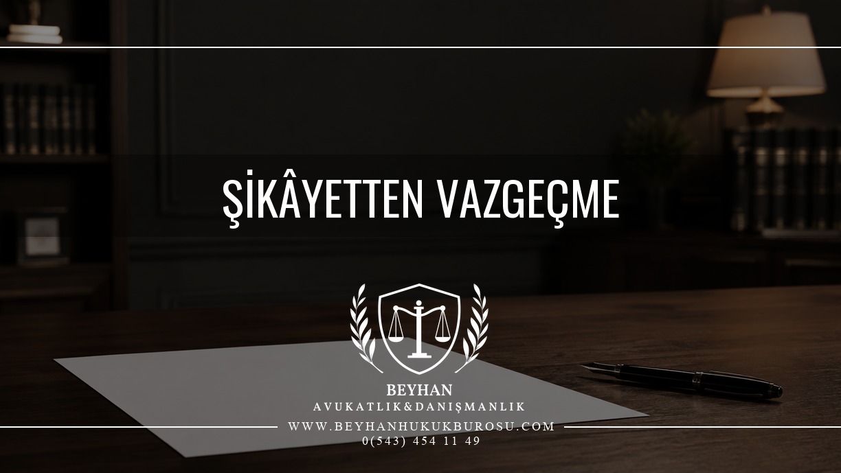 Şikâyetten vazgeçme konulu makale için boş belge ve kalem temalı kapak.