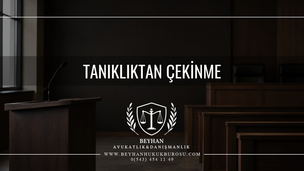 Tanıklıktan çekinme konulu makale için boş tanık kürsüsü ve mikrofon temalı kapak.