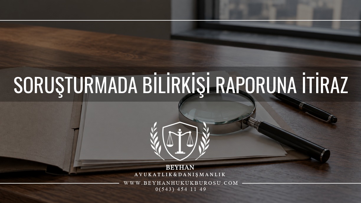 Ceza soruşturmasında bilirkişi raporuna itiraz konulu kapakta dosya, büyüteç ve kalem.
