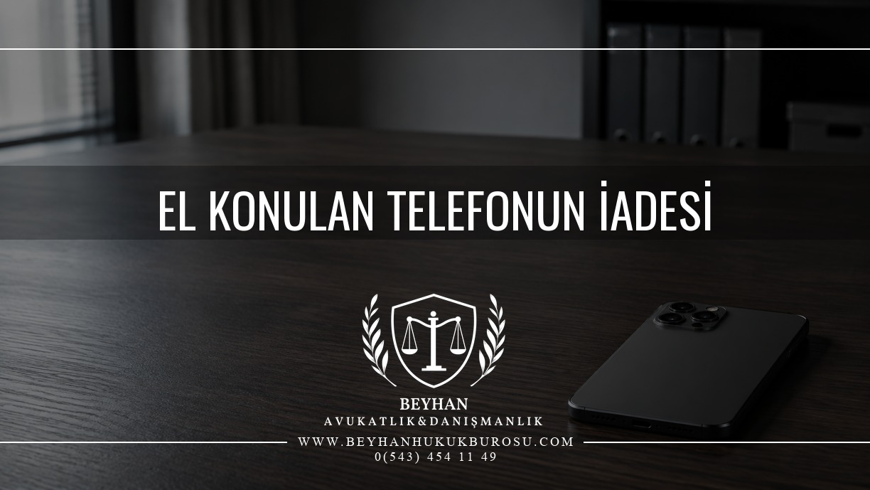 El konulan telefonun iadesi makalesi için masa üzerinde kapalı ekranlı telefonu gösteren kapak.