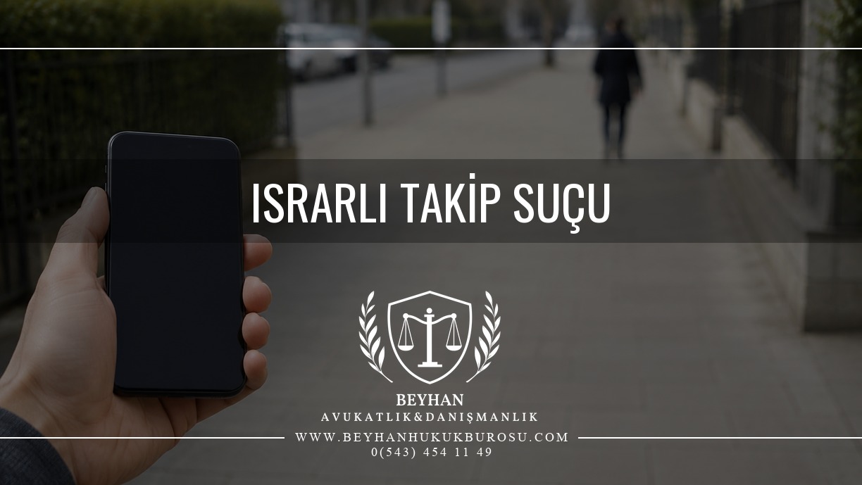 Telefon ve arka plandaki belirsiz kişiyle ısrarlı takip konulu makale kapağı.