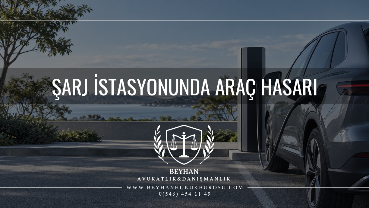 Şarj istasyonunda araç hasarı konulu kapakta şarj cihazına bağlı elektrikli araç.