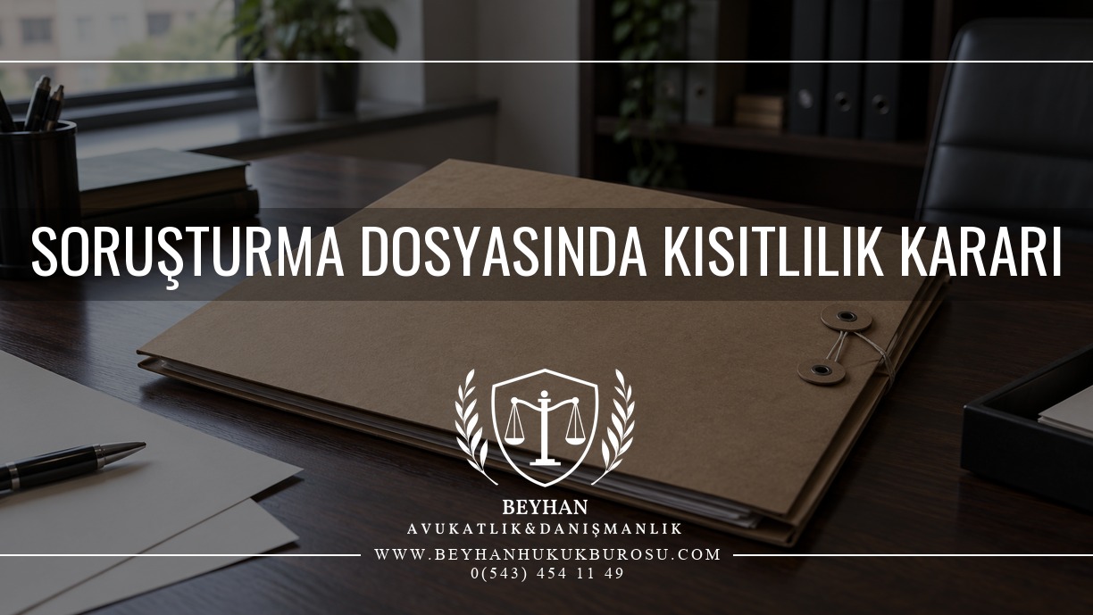 Soruşturma Dosyasında Kısıtlılık Kararı ve İtiraz 2026 Kısıtlılık kararı konulu kapakta kapalı evrak klasörü ve masa üzerindeki belgeler.