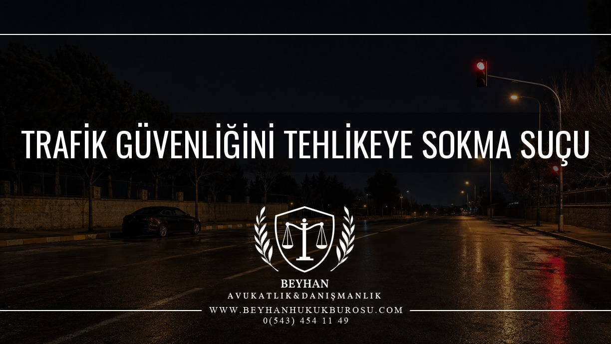 Trafik Güvenliğini Tehlikeye Sokma Suçu ve Ceza 2026 Trafik güvenliğini tehlikeye sokma suçu için gece yol ve trafik ışığı temalı kapak.