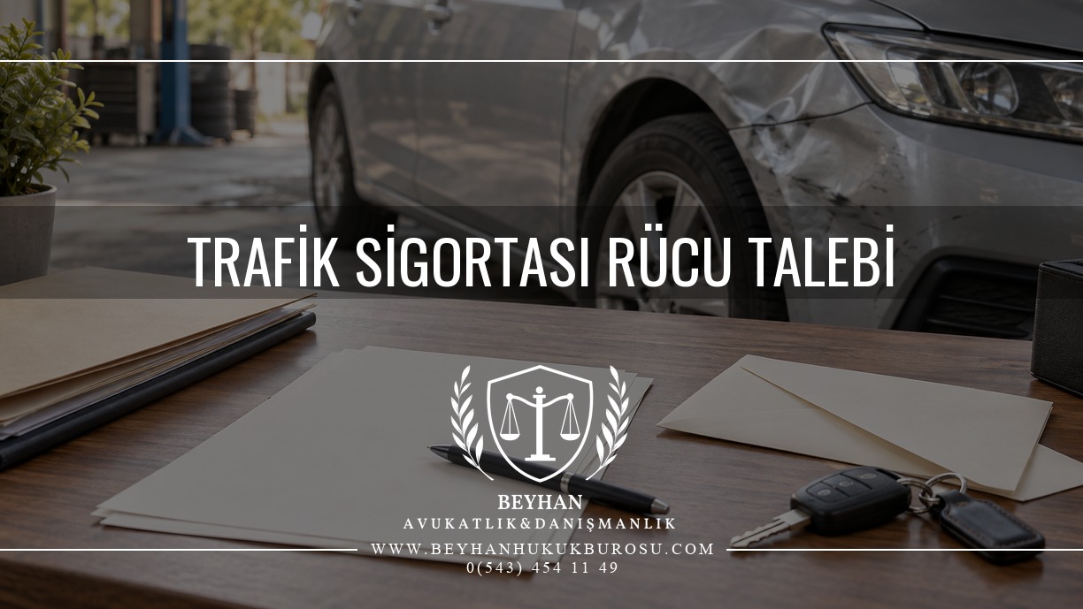 Trafik sigortası rücu talebi konulu kapakta hasarlı araç, evrak, zarf ve araç anahtarı.