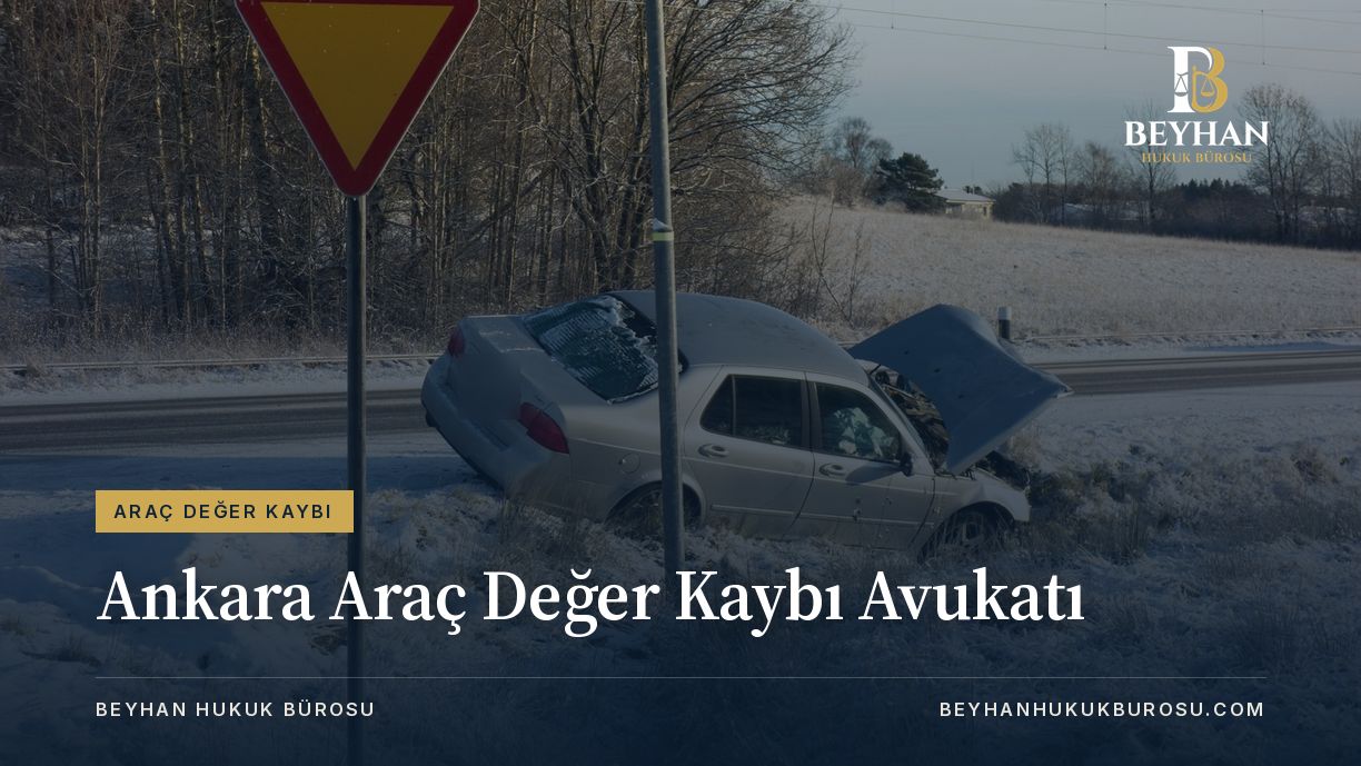 Ankara araç değer kaybı avukatı sayfası için karlı yol kenarında ön kısmı hasar görmüş gümüş otomobil