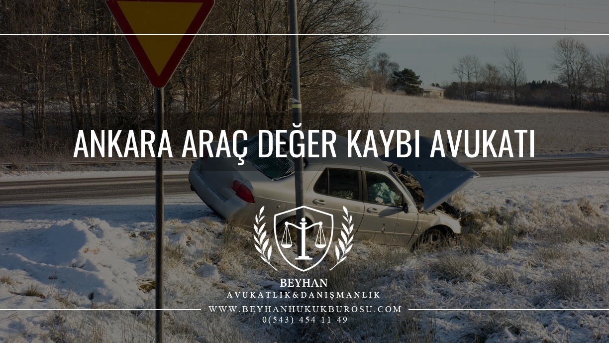 Ankara Araç Değer Kaybı Avukatı 2026 Ankara araç değer kaybı avukatı sayfası için karlı yol kenarında ön kısmı hasar görmüş gümüş otomobil