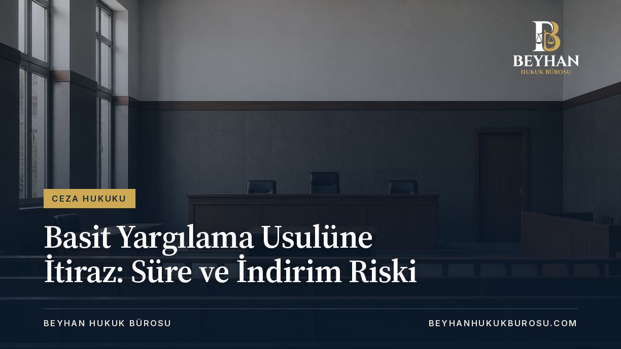 Basit yargılama usulüne itiraz makalesi için boş duruşma salonunu gösteren kapak.