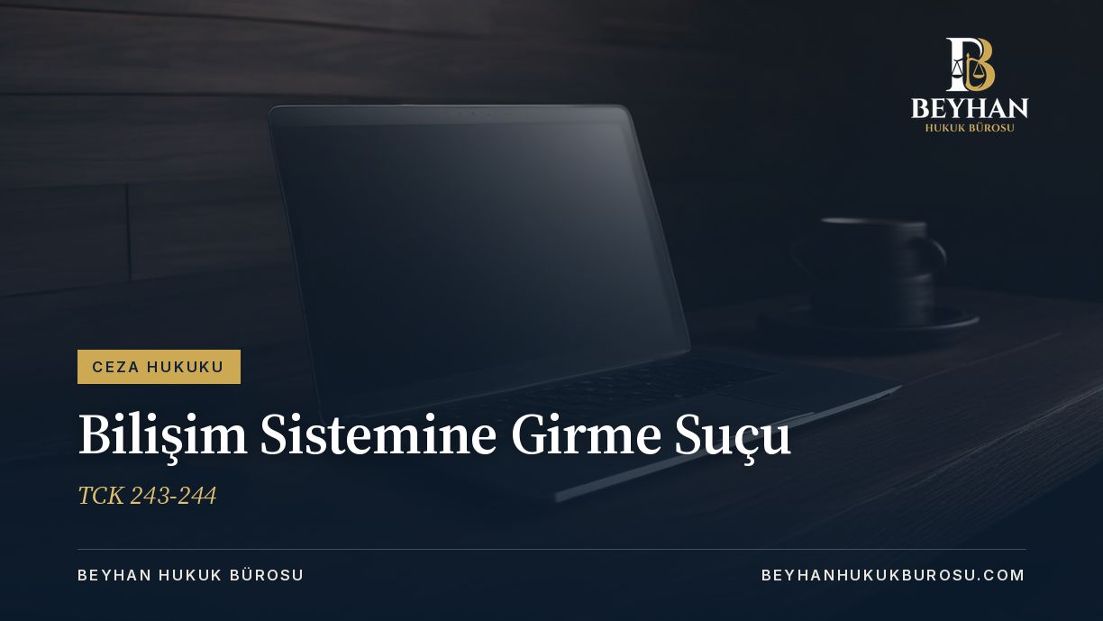 Bilişim sistemine girme suçu konusunu anlatan koyu ahşap masada kapalı dizüstü bilgisayar
