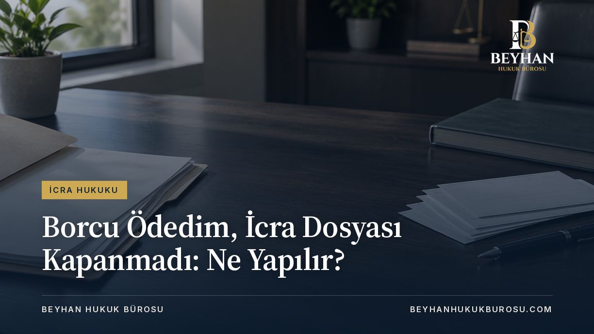 İcra dosyası kapanmadı başlıklı rehberin kapağında dosya, ödeme kâğıtları ve kalem.
