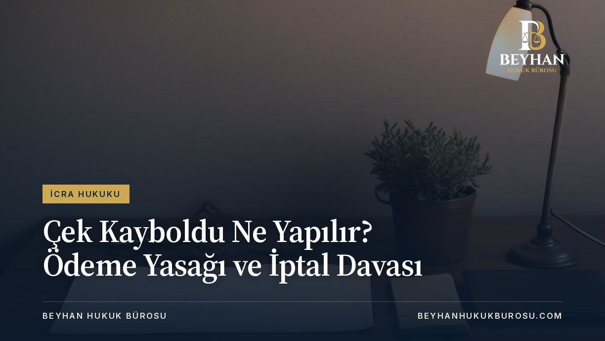 Masa lambası ve boş kâğıtların durduğu sade çalışma masası, çek kayboldu ne yapılır sorusunu çağrıştırıyor