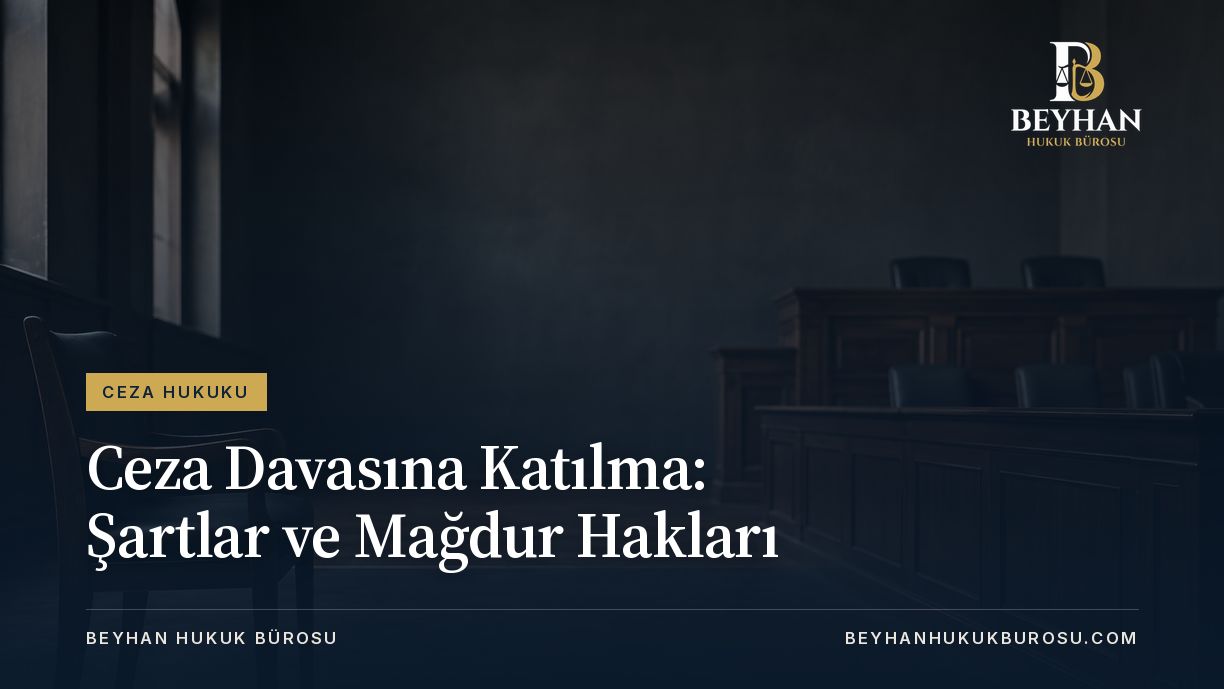 Ceza Davasına Katılma: Şartlar ve Mağdur Hakları 2026 Ceza davasına katılma konulu makale için duruşma salonu ve boş sandalye temalı kapak.