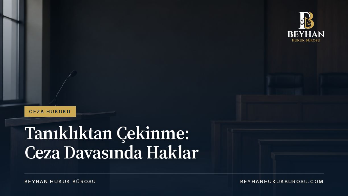 Tanıklıktan çekinme konulu makale için boş tanık kürsüsü ve mikrofon temalı kapak.