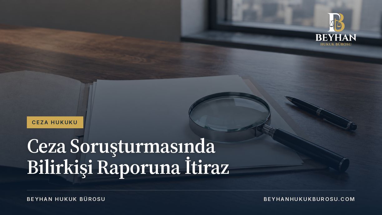 Ceza soruşturmasında bilirkişi raporuna itiraz konulu kapakta dosya, büyüteç ve kalem.
