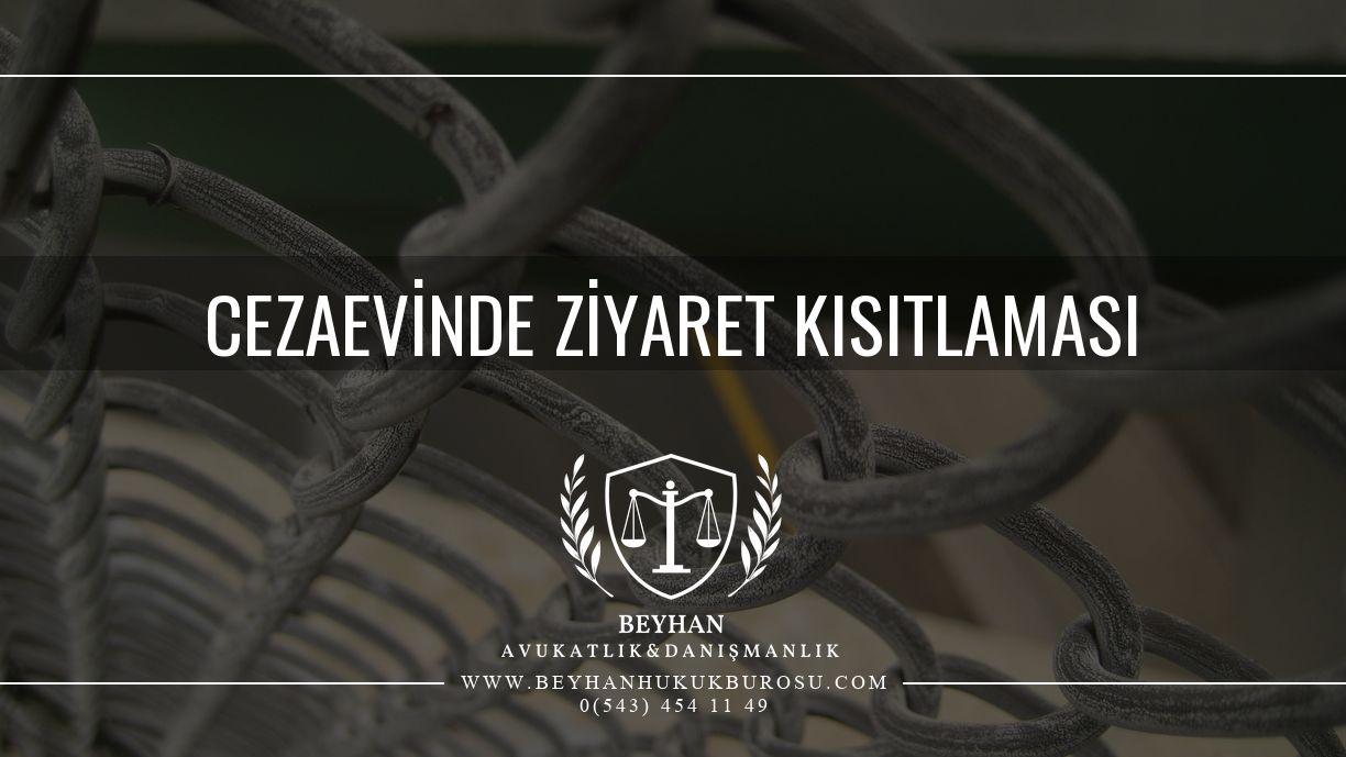 Cezaevinde Ziyaret Kısıtlaması: Şikâyet ve İtiraz 2026 Yakından çekilmiş gri tel örgü halkaları, cezaevinde ziyaret kısıtlaması konusunu anlatan fotoğraf