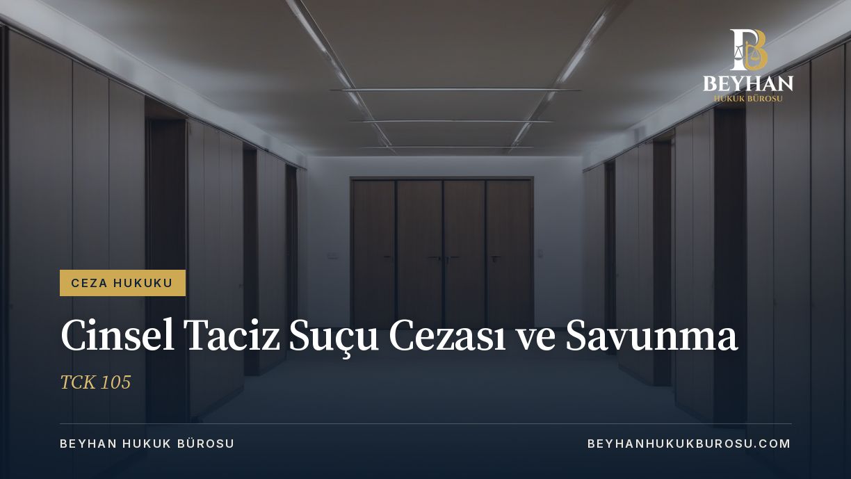 Cinsel taciz suçu yazısı için kapıları kapalı, boş ve loş bir ofis koridoru