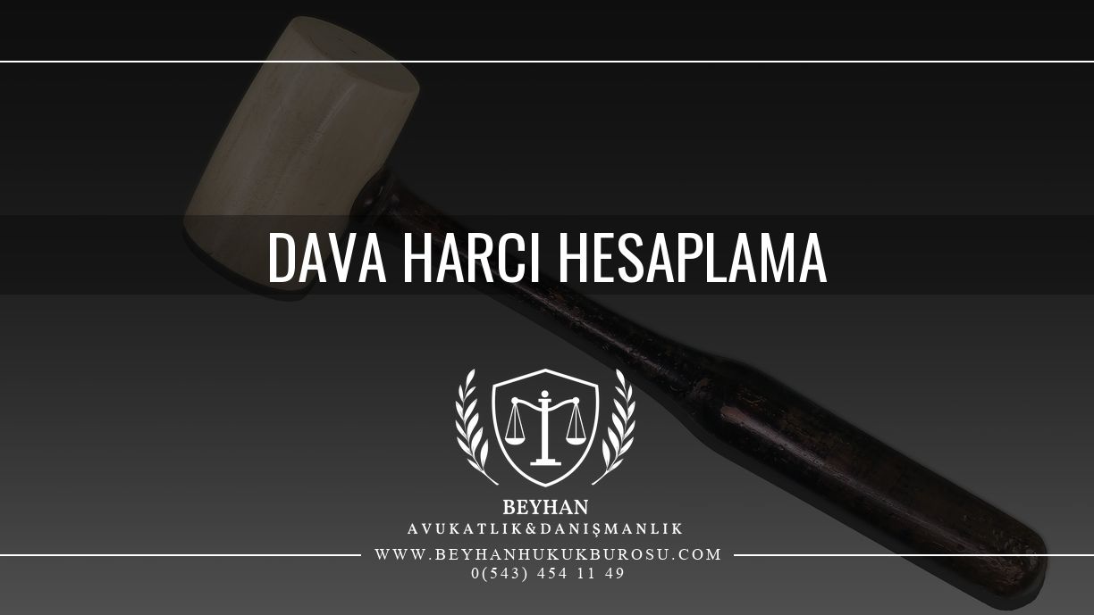 Dava harcı hesaplama konusunu temsil eden ahşap tokmak fotoğrafı
