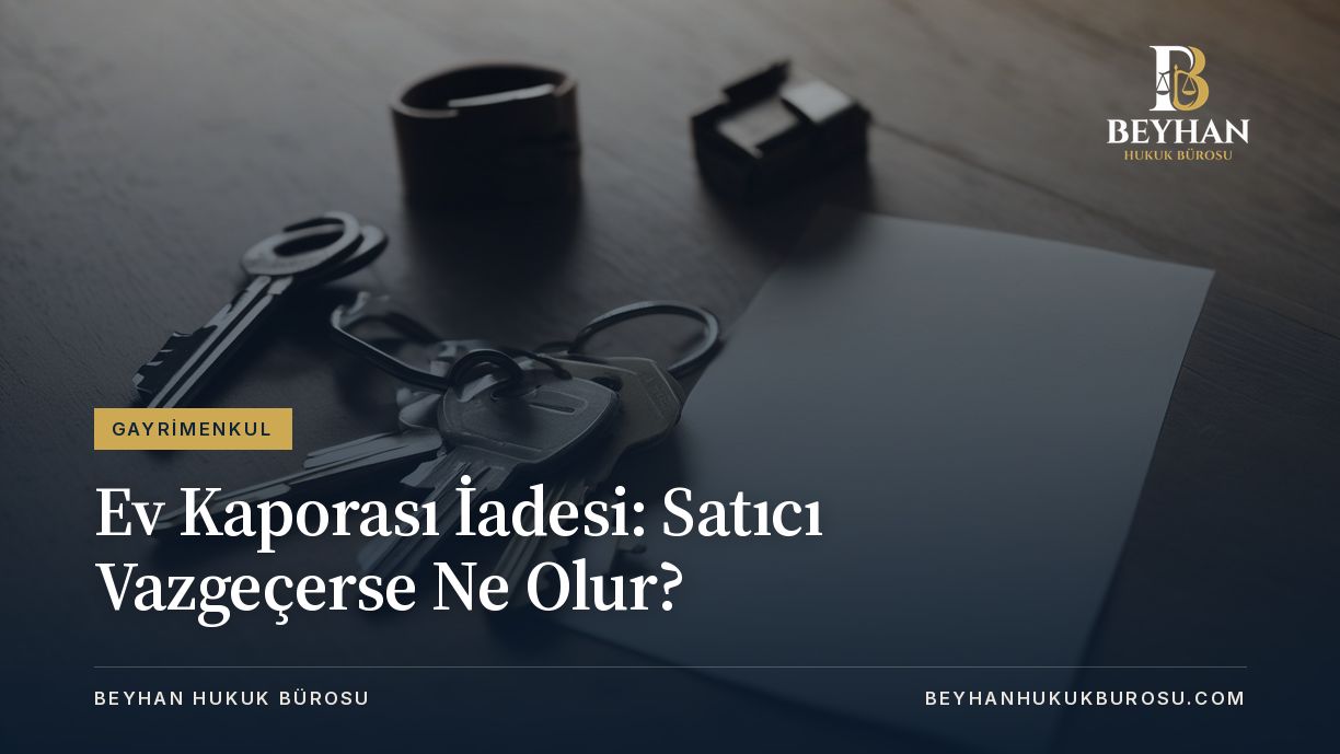 Ev kaporası iadesi konusunu temsil eden, ahşap masada anahtar demeti ve boş kâğıt