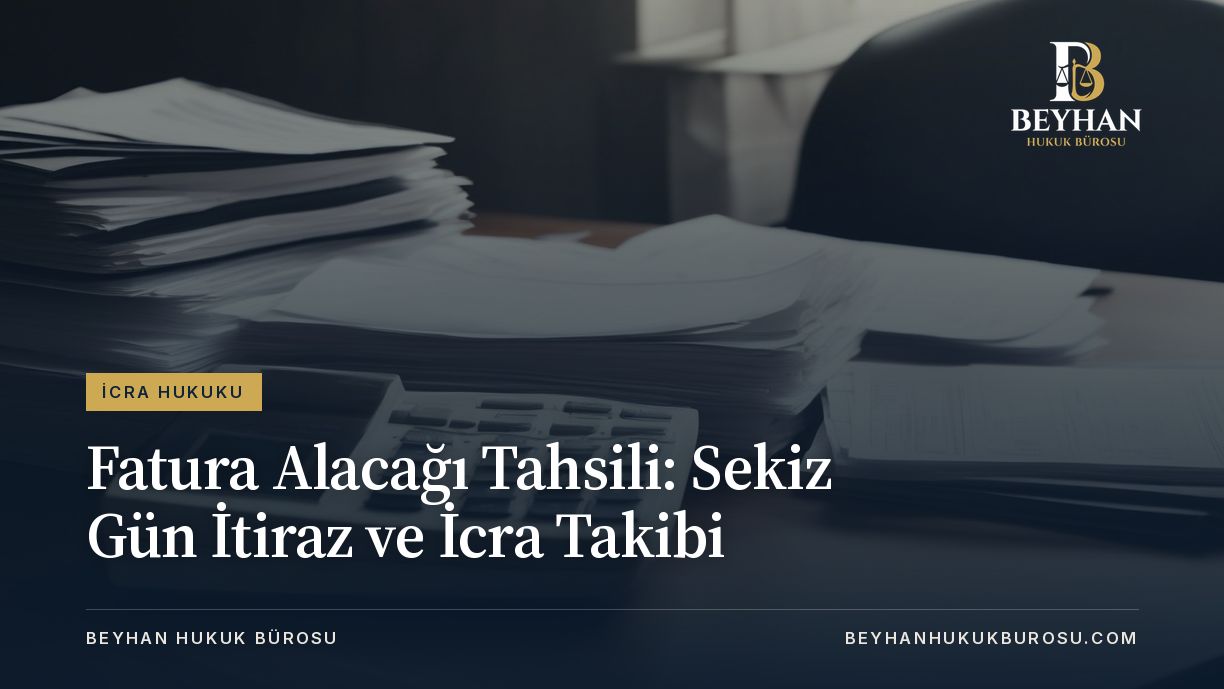 Fatura alacağı tahsili için masada duran fatura destesi ve hesap makinesi