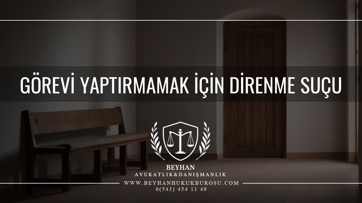 Görevi Yaptırmamak İçin Direnme Suçu ve Cezası 2026 Görevi yaptırmamak için direnme suçunu anlatan, sade bir koridorda ahşap bank ve kapı görseli