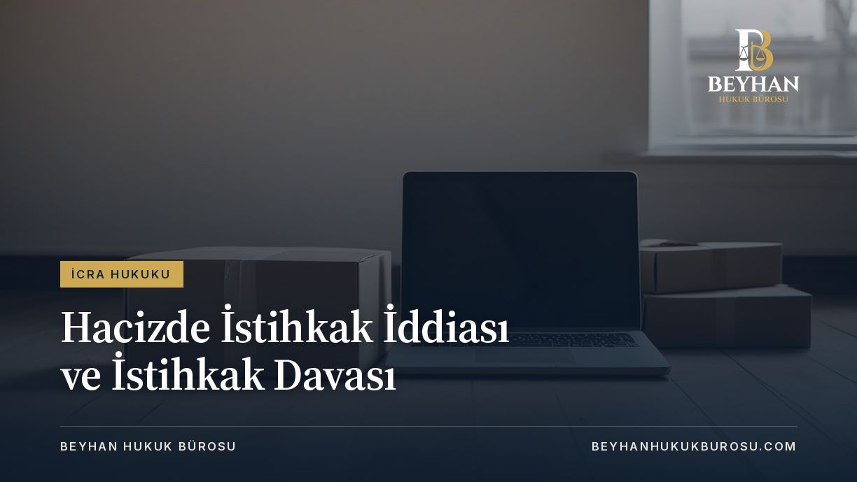 Hacizde istihkak iddiası konusu olabilecek koliler ve dizüstü bilgisayar, ahşap zeminli sade bir odada