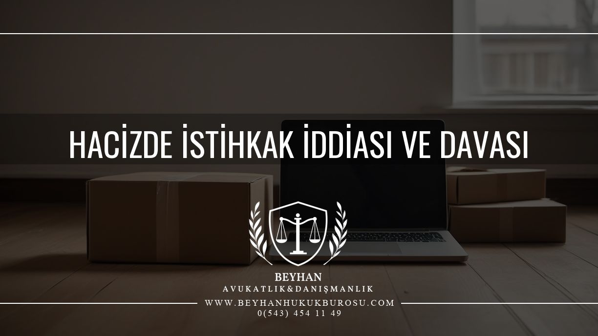 Hacizde İstihkak İddiası ve İstihkak Davası 2026 Hacizde istihkak iddiası konusu olabilecek koliler ve dizüstü bilgisayar, ahşap zeminli sade bir odada