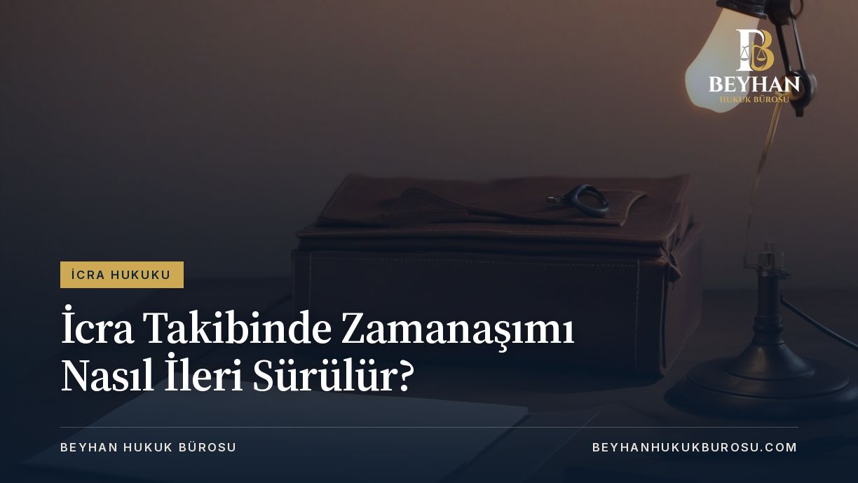 Masa lambası ve deri dosyanın durduğu evrak masası, icra takibinde zamanaşımı konusu için kapak görseli