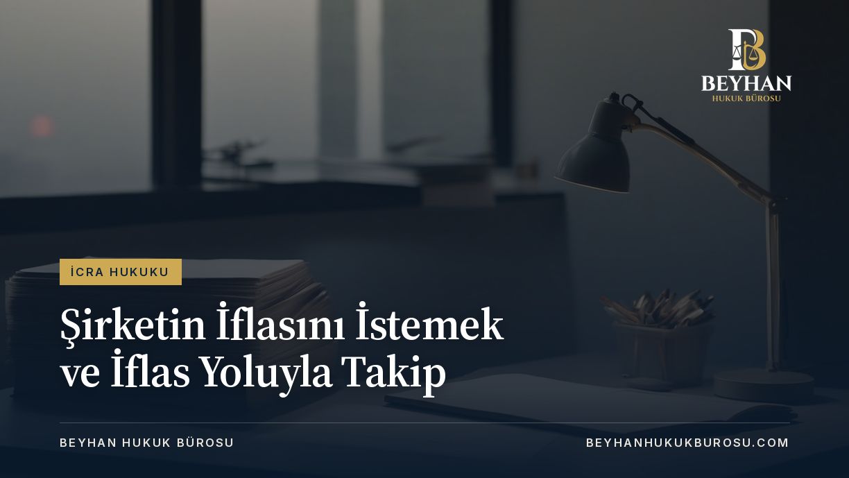 Lamba ve evrak yığınlı sakin ofis masası; iflas yoluyla takip dosyası hazırlığı