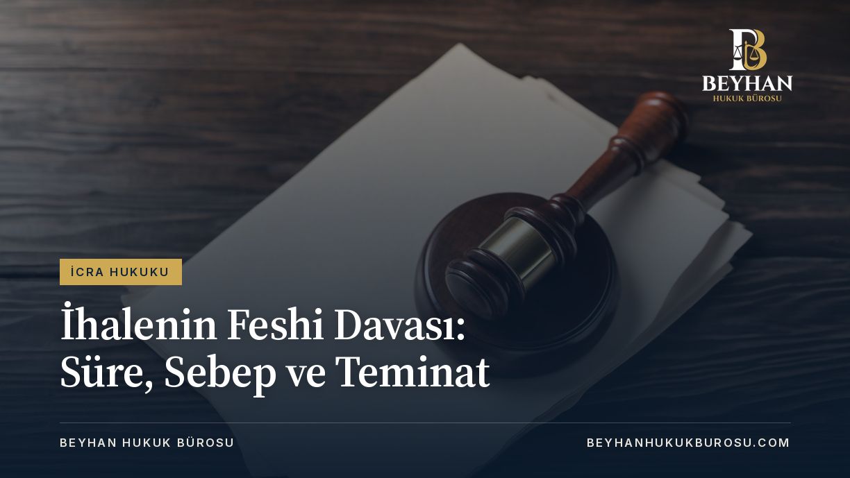 Ahşap masada boş kâğıt üzerinde duran tokmak, ihalenin feshi davası konusu