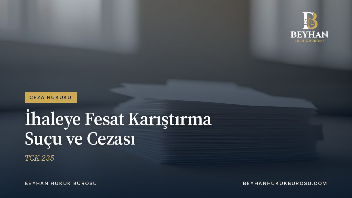 Ahşap masada üst üste duran boş kâğıt destesi, ihaleye fesat karıştırma suçu rehberinin kapak görseli