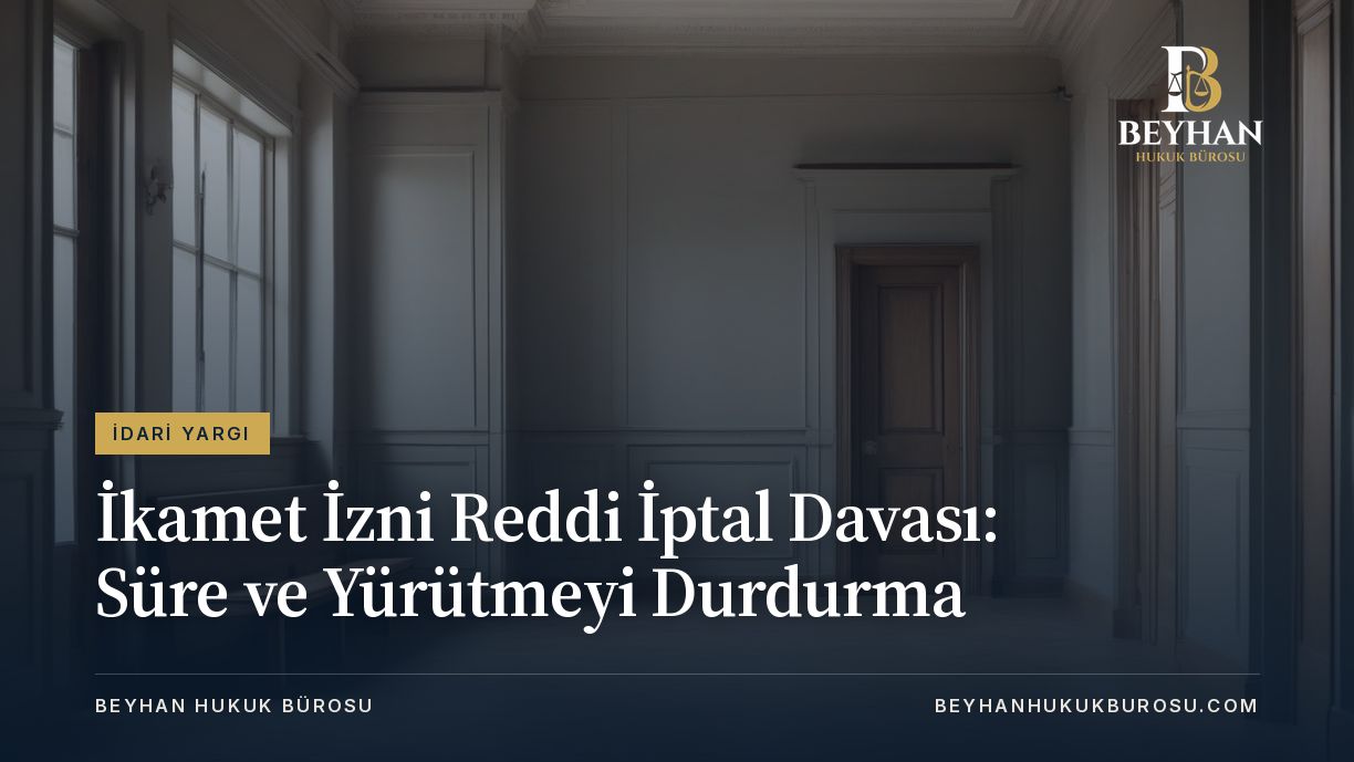 Sakin bir idari bina koridoru ve kapalı ahşap kapı; ikamet izni reddi iptal davası kapak görseli