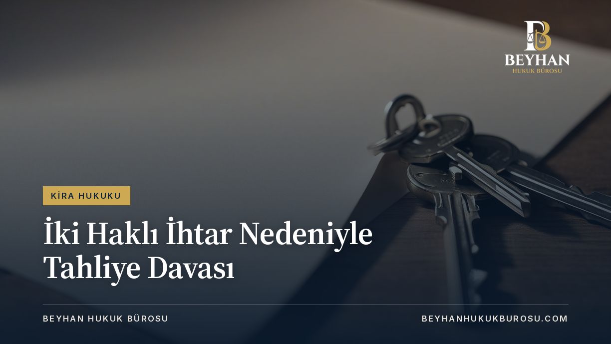İki haklı ihtar nedeniyle tahliye davası konusunda boş bir kâğıdın yanında duran daire anahtarları