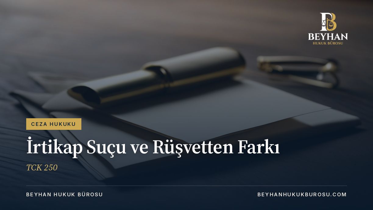 Koyu ahşap masada boş kâğıtlar ve pirinç kalem; irtikap suçu rehberi için kapak görseli