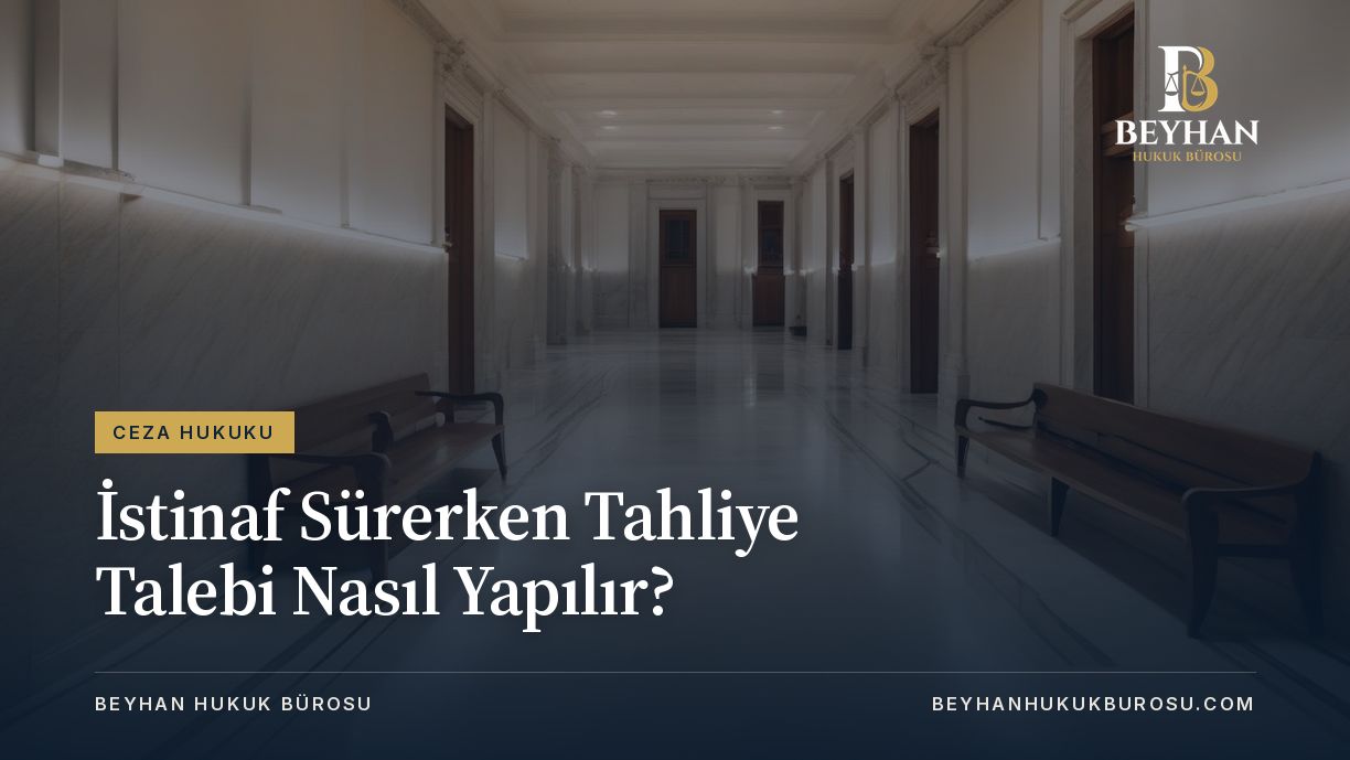 Boş adliye koridoru; istinaf sürerken tahliye talebi konulu yazı için mermer zeminli bekleme alanı