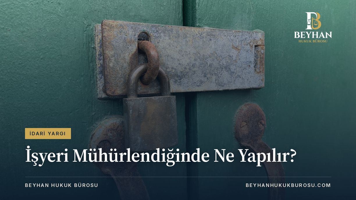 İşyeri mühürlendiğinde ne yapılır konusunu simgeleyen, yeşil bir kapıda asılı eski metal asma kilit