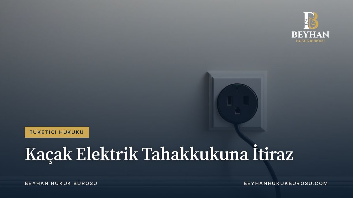 Kaçak elektrik tahakkukuna itiraz konusunu temsil eden, beyaz duvardaki prize takılı siyah kablo