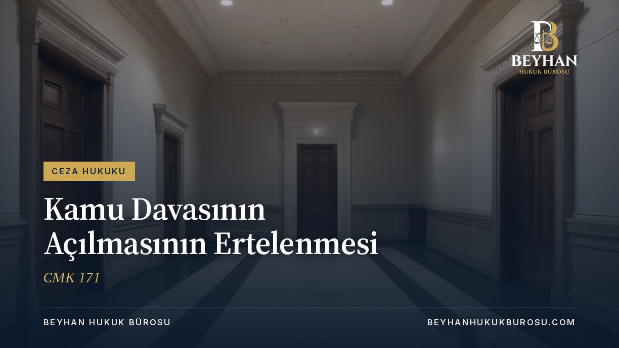 Kamu Davasının Açılmasının Ertelenmesi Nedir? 2026 Kamu davasının açılmasının ertelenmesi konusunu temsil eden, mermer zeminli boş adliye koridoru