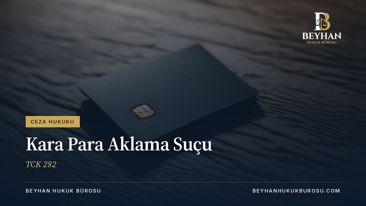 Koyu ahşap masada duran boş banka kartı, kara para aklama suçu soruşturmasını simgeleyen sade bir sahne