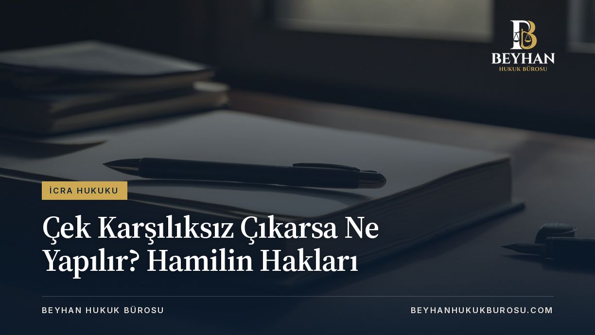Çek karşılıksız çıkarsa ne yapılır sorusunu çağrıştıran, masada kapalı defter ve kalem