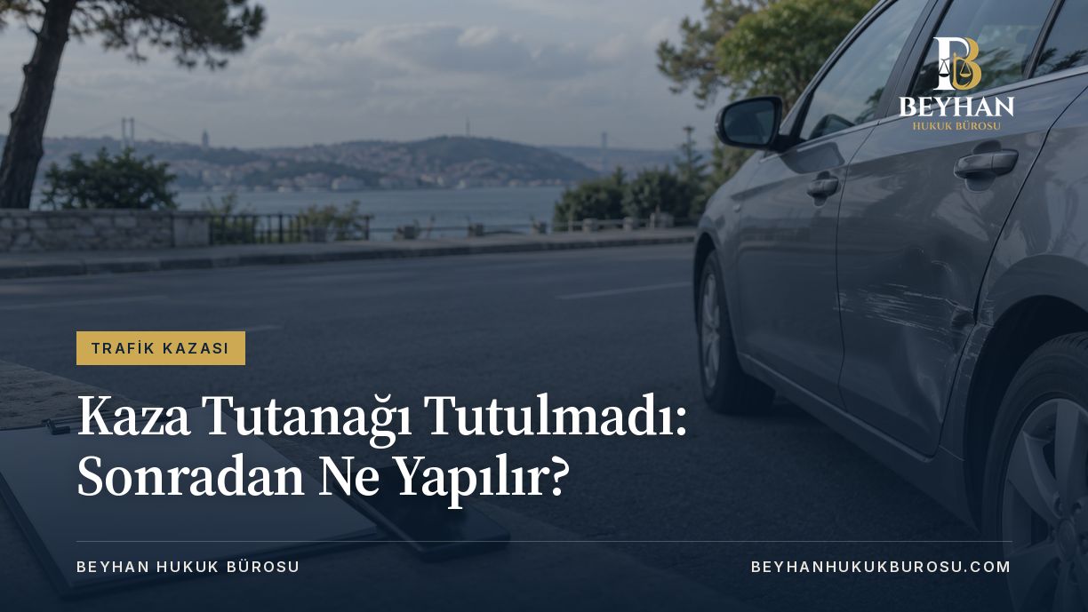 Kaza tutanağı tutulmadı konulu kapakta hasarlı otomobil ve boş belge panosu