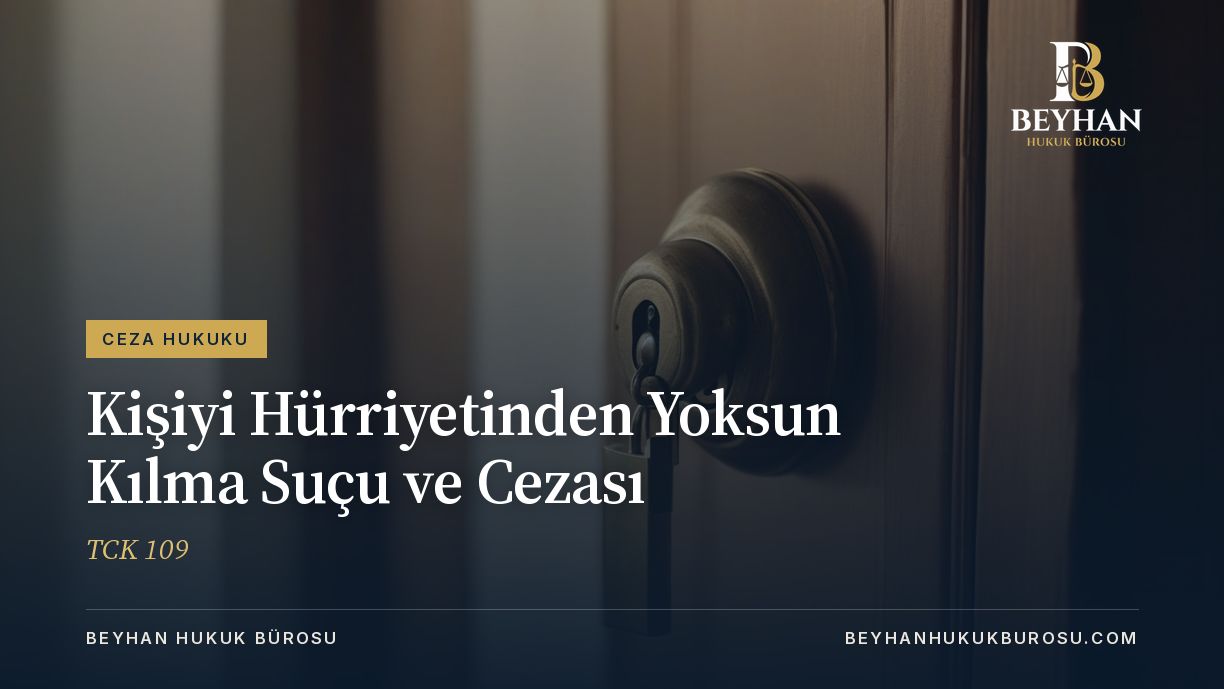 Kilitli ahşap kapıda pirinç kilit, kişiyi hürriyetinden yoksun kılma suçu rehberi için kapak görseli