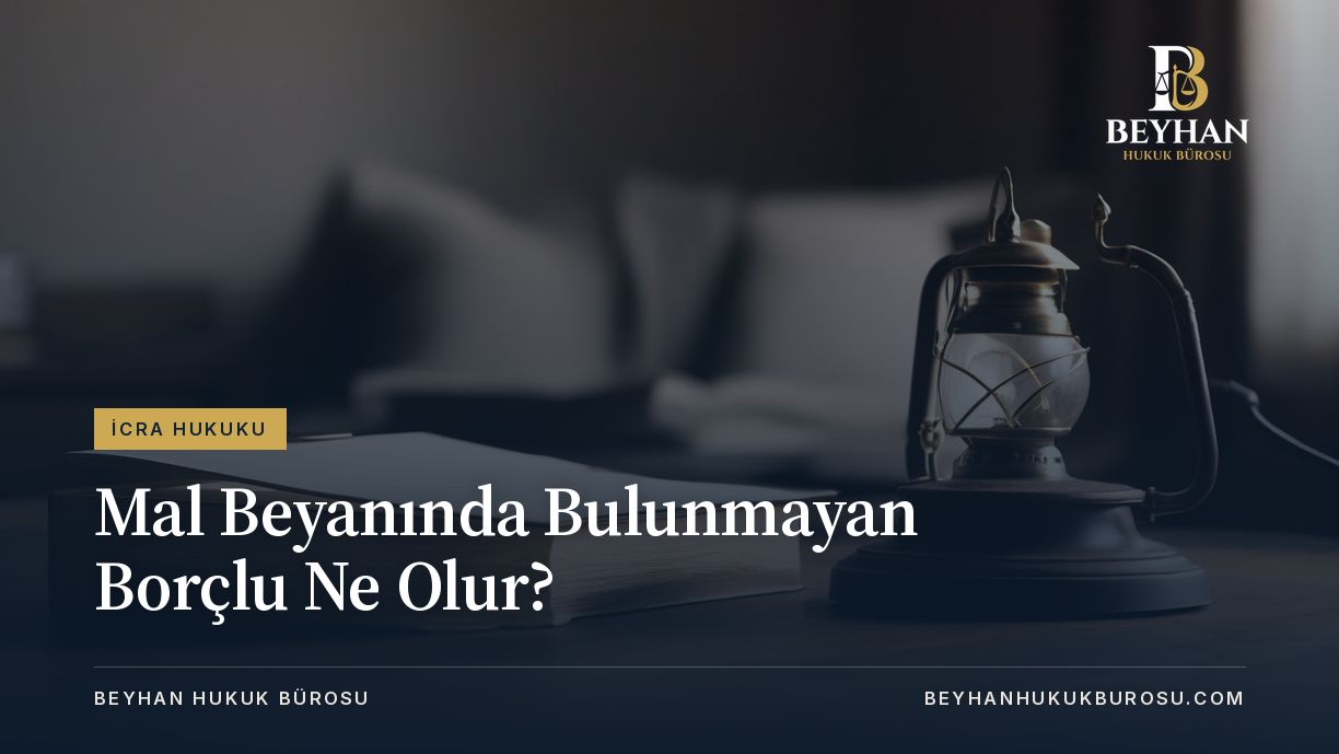 Mal beyanında bulunmayan borçlu dosyası için kitap ve masa lambası bulunan loş çalışma masası