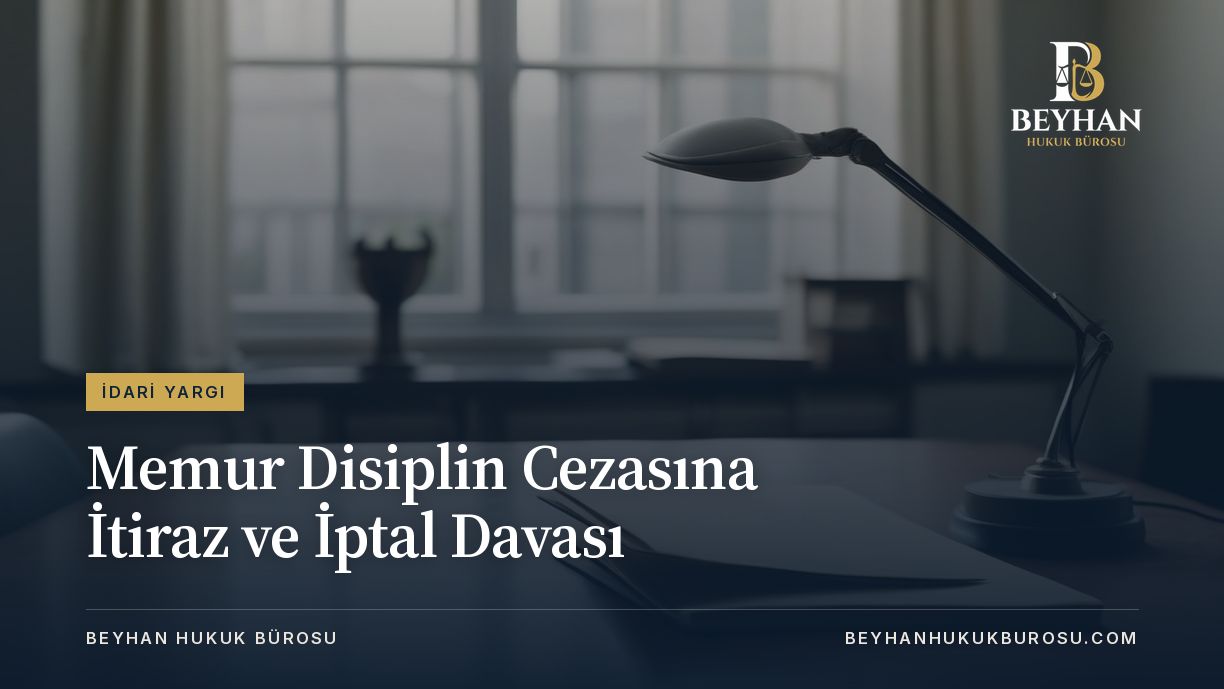 Memur disiplin cezasına itiraz konusunu temsil eden, masa lambası ve kapalı dosya bulunan boş idari büro masası