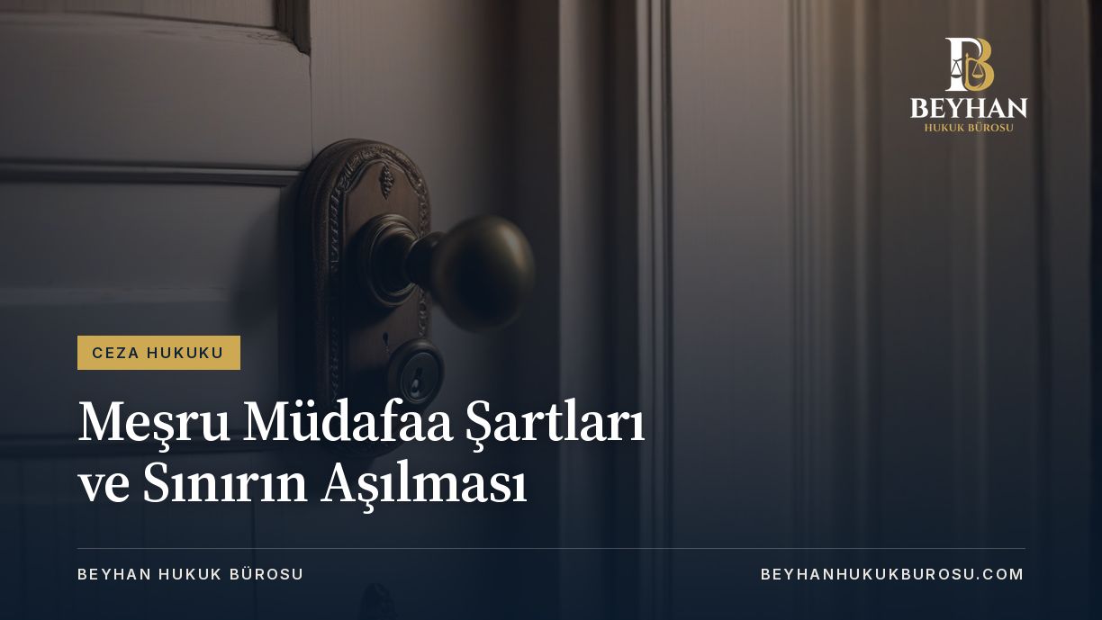 Meşru müdafaa şartları konusunu temsil eden, loş ışıkta ahşap kapı kolu ve kilit yakın çekimi