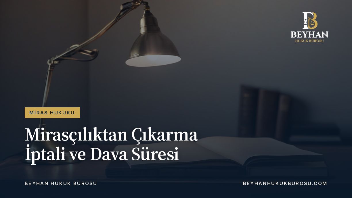 Mirasçılıktan çıkarma davası için loş bir çalışma masasında masa lambası ve açık defter