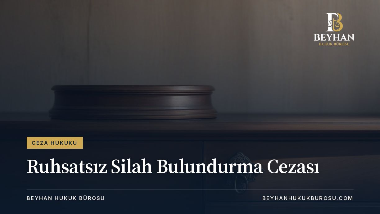 Ruhsatsız silah bulundurma cezası yazısı için kilitli koyu ahşap dolap ve metal kilit ayrıntısı