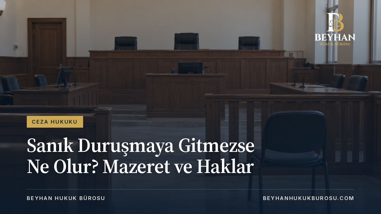 Sanık Duruşmaya Gitmezse Ne Olur? Mazeret ve Haklar 2026 Sanık duruşmaya gitmezse başlıklı rehberin kapağında boş mahkeme salonu ve sandalye.